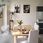 Sunlight - Gisele - Hyper Central, 1 Bedroom With Large Living * Nice